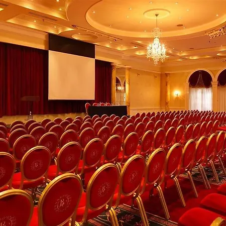 מלון Clyde Court 4*