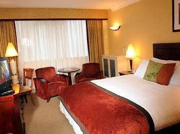 Clyde Court 4*